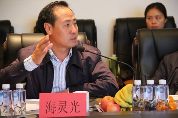 海南省內(nèi)蒙古商會會長、內(nèi)蒙古農(nóng)牧業(yè)產(chǎn)業(yè)化龍頭企業(yè)協(xié)會海南辦事處主任海靈光介紹對接情況.JPG