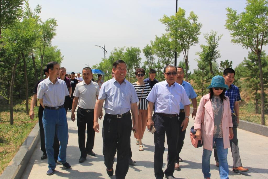 內(nèi)蒙古農(nóng)牧業(yè)產(chǎn)業(yè)化龍頭企業(yè)協(xié)會(huì)推動(dòng)休閑農(nóng)牧業(yè)發(fā)展——和林格爾縣青園種養(yǎng)游專(zhuān)業(yè)合作社考察