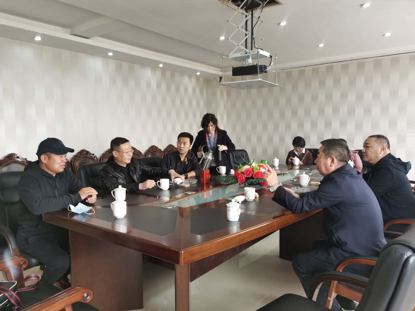 周勇會(huì)長(zhǎng)在恒瑞投資控股集團(tuán)調(diào)研學(xué)習(xí)